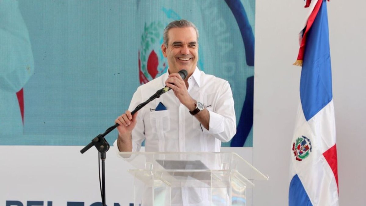 Abinader inaugura puentes y calles en gira por el sur profundo