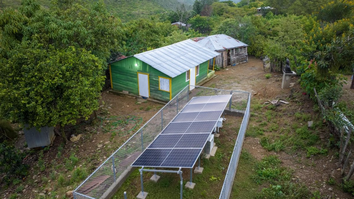 111 hogares y dos escuelas reciben energía solar en zonas rurales de Elías Piña