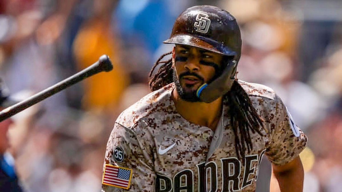 Fernando Tatis Jr. arroja el bate, tras pegar uno de sus dos jonrones en el partido de este domingo..