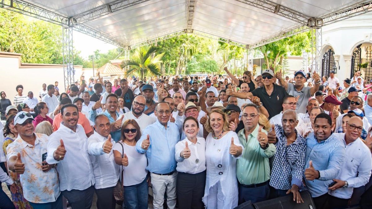 Carolina Mejía recibió el respaldo de Rafa Santos.