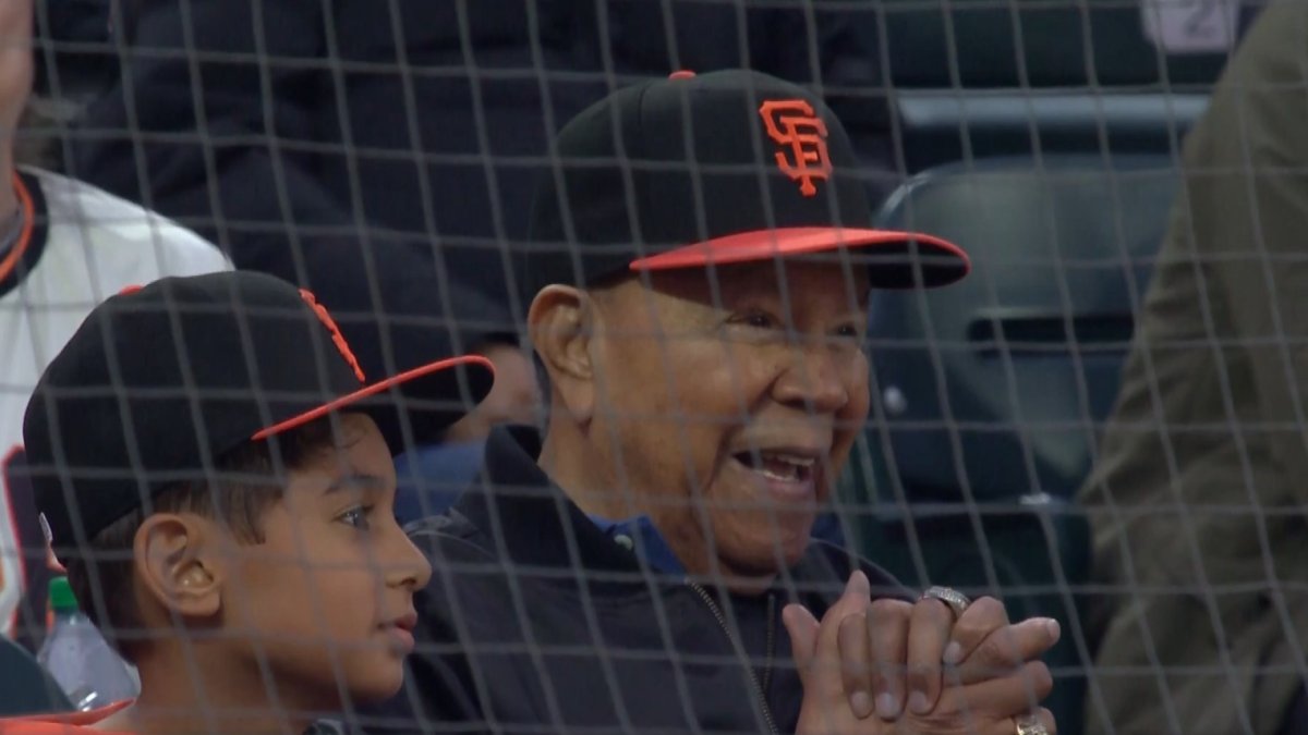 Juan Marichal disfruta del partido entre los Gigantes de San Francisco y los Diamondbacks de Arizona la noche del jueves en el Oracle Park.