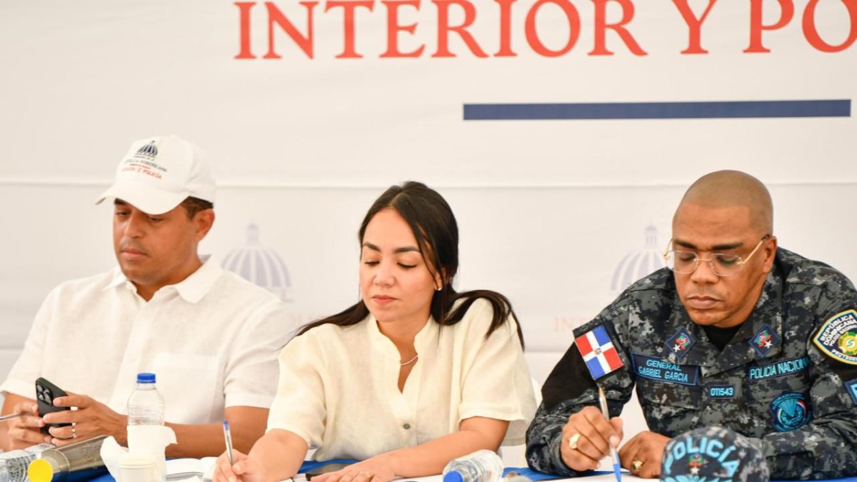 Faride Raful supervisó la intervención integral que ejecuta el Gobierno y coordinó nuevas acciones para atender las principales necesidades planteadas por los residentes.