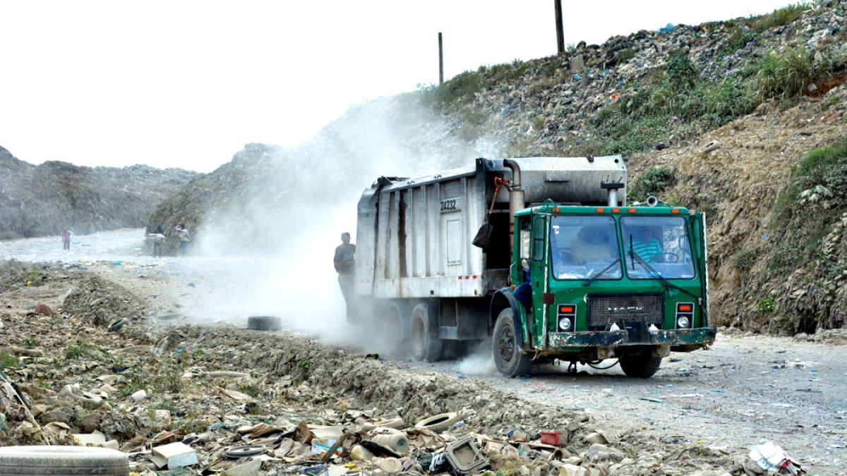 Camión recolector de basura.