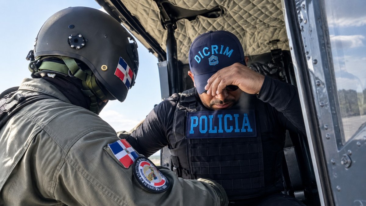 Agentes del Dicrim a bordo de un helicóptero en labores de búsqueda.