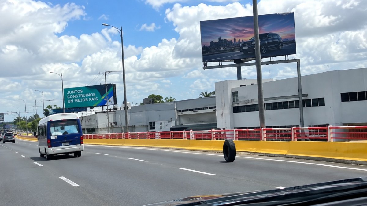 Goma rodando en el paso a desnivel de la avenida John F. Kennedy.