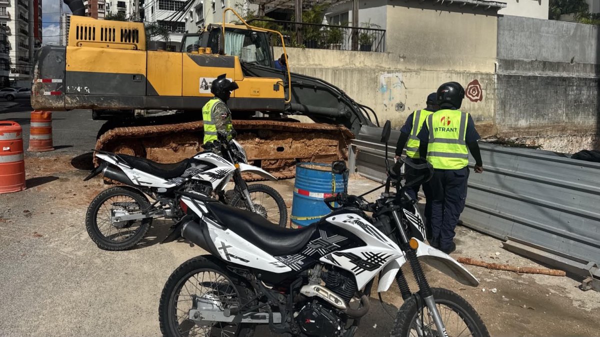 Los vehículos de las empresas constructoras de viviendas vertieron concreto en plana vías dificultando el tránsito.