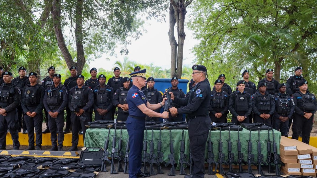 El mayor general Ernesto Rodríguez García, director de la Policía, durante la entrega del arsenal de armas especiales a sus agentes.