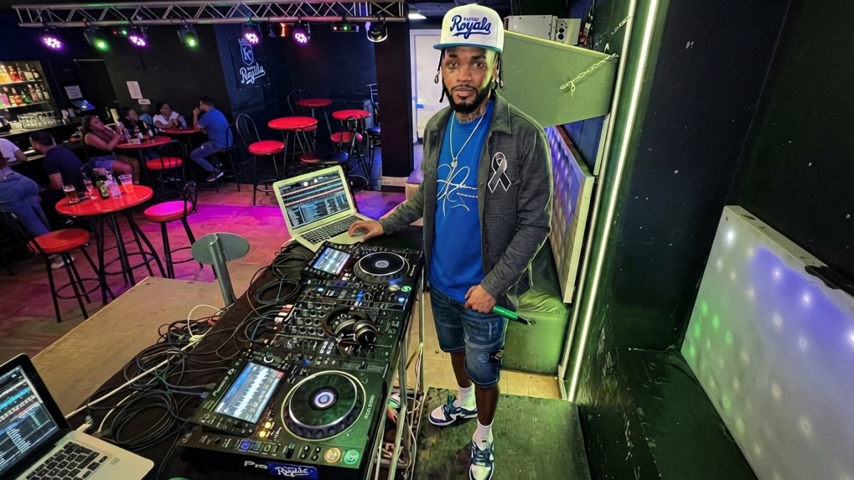 Matan a tiros a conocido DJ frente a un colmado en Santo Domingo Este
