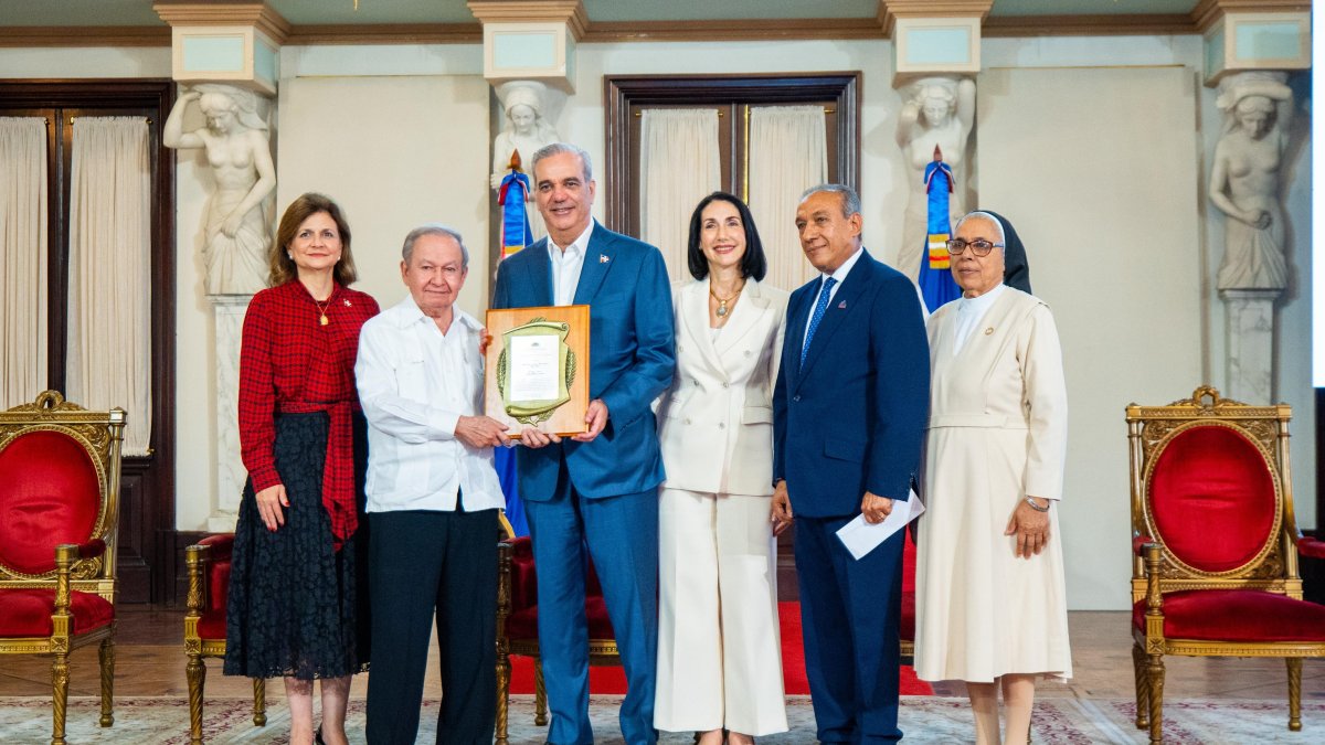 Ellis Pérez recibe el Premio Adulto Mayor del Año y sor Ciriaca Almonte Premio Protector de la Persona Envejeciente