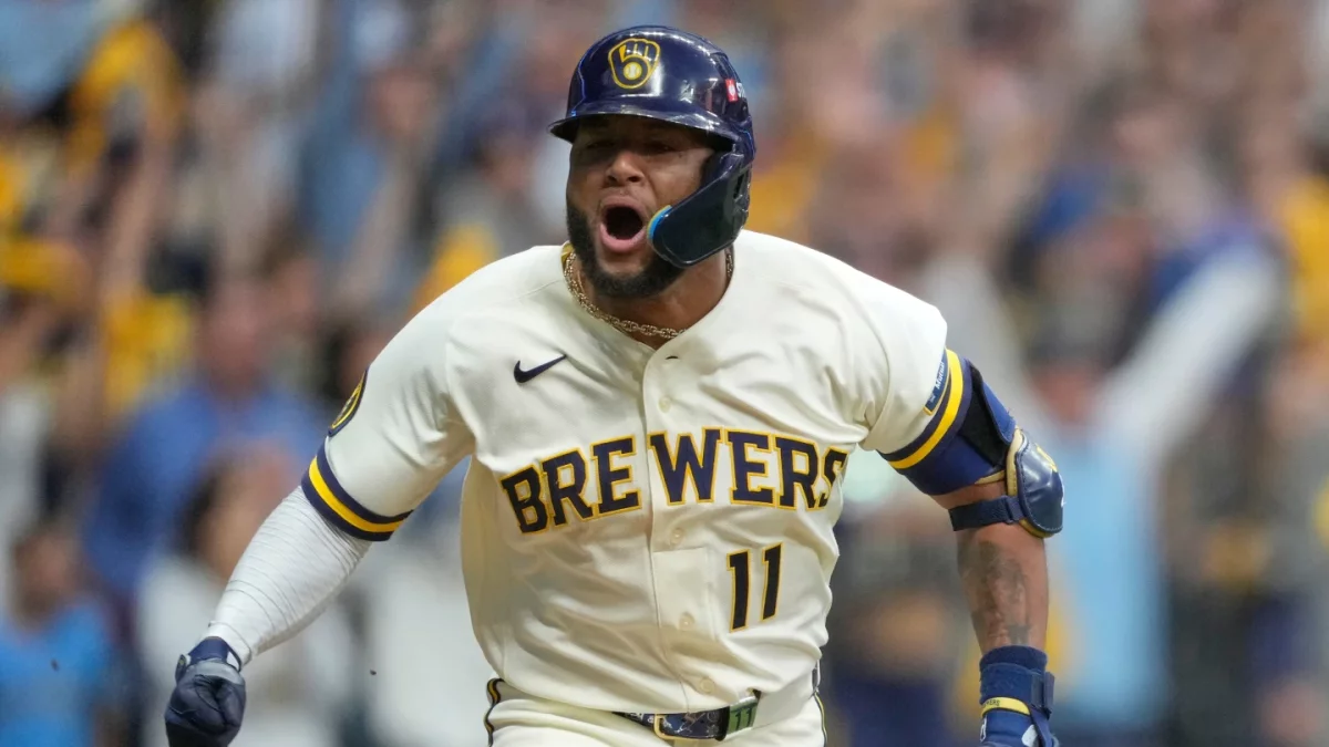 Jackson Chourio, de los Cerveceros de Milwaukee, celebra tras conectar el hit decisivo en la novena entrada, con dos outs, en el segundo partido de la Serie Divisional.