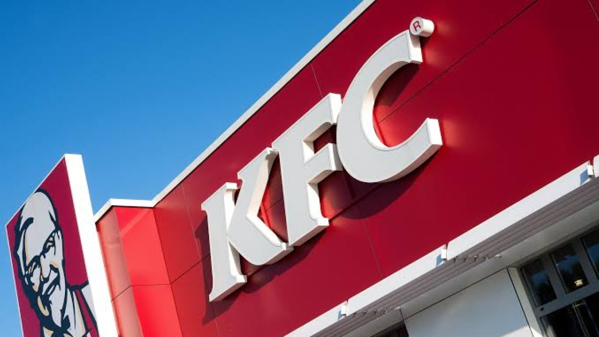 Sie haben um Vergebung gebeten! KFC entschuldigt sich bei Karen Yapoort für den Riesen-Schreck 🍗