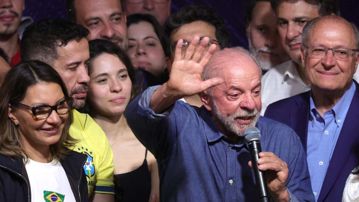 El presidente de Brasil, Luiz Inácio Lula da Silva, pronuncia un discurso al ganar las elecciones presidenciales de Brasil este domingo