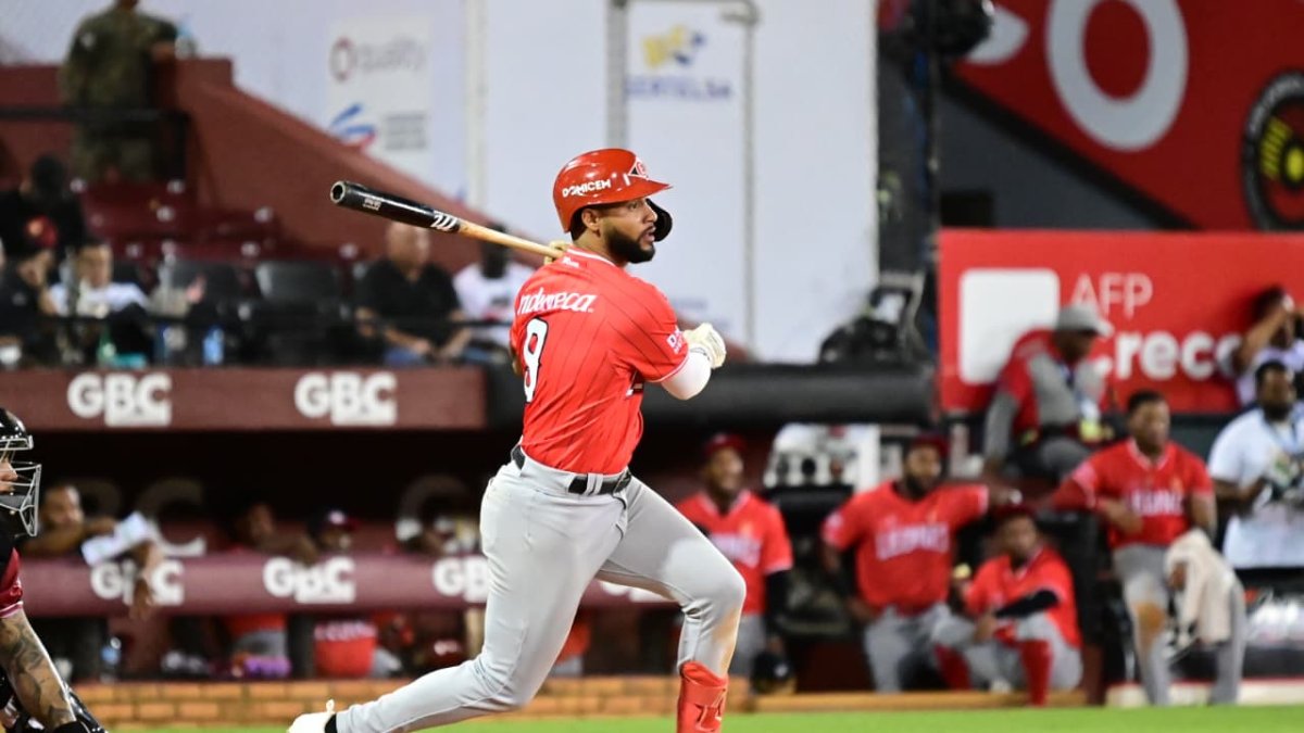 Jonathan Guzmán, de los Leones del Escogido, observa viajar la bola de jonrón en el partido que su equipo le ganó a los Gigantes del Cibao este jueves.
