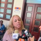 Claudia Pérez La Tora llegando al juzgado