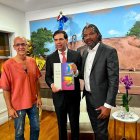 El ministro de cultura dominicano, Roberto Ángel Salcedo al centro, acompañado por los artistas plásticos, Van Robert y Máximo Caminero.