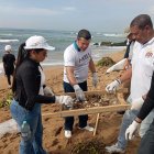 El diputado Tobías Crespo durante la jornada ambiental desarrollada en la playa Güibia, en el Distrito Nacional.