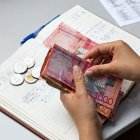 La bonificación depende de las utilidades netas de la empresa y está sujeta a los límites individuales establecidos en el artículo 223 del Código de Trabajo.