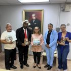 Henry Valdez junto a autoridades de universidad de Panamá