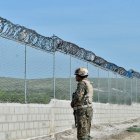 Verja en construcción en la frontera.
