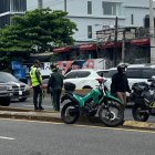 Agentes de la Digesett detienen a un motorista en franca violación a la ley por transitar por el elevado de la John F. Kennedy y Ortega y Gasset. Jorge González