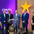 Winston Santos, que fungió de vocero durante la rueda de prensa del PLD, hablando con los medios, acompañado de otros dirigentes.