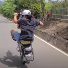 Los conductores de motocicletas aprovechan la falta de autoridad para “circular en una rueda en sus motos”