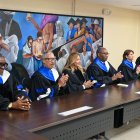 -El rector de la UASD, Editrudis Beltrán Crisóstomo, encabeza la mesa principal, los demás miembros del Consejo Universitario y Kathlee Martínez.