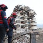 Personal de rescate buscan entre los escombros tras el sismo registrado en La Guaira, Venezuela, el jueves 25 de junio de 2026. (Foto AP/Pedro Mattey)