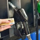 Pago de gasolina con tarjeta.
