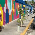 Donde antes había bancas, cafetería, vendedores de ropas, y por donde no se podía caminar ahora hay una amplia acera, arboles y un bello mural. Jorge González