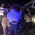 En la foto se observa como personal del 911 saca del vehículo al policía.