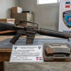 Tras operativo en La Ciénaga de Barahona, la Policía halla fusil M-16 robado y detiene a uno de los implicados.