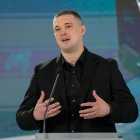 ARCHIVO - El ministro de Defensa de Ucrania, Mykhailo Fedorov, habla con reporteros durante una conferencia de prensa conjunta con su homólogo sueco, Pal Jonson, en Kiev, Ucrania, el 1 de julio de 2026. (AP Foto/Efrem Lukatsky, archivo)