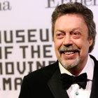 ARCHIVO - Tim Curry asiste al homenaje del Museo de la Imagen en Movimiento  para Alec Baldwin en Nueva York, el 28 de febrero de 2011. (Foto AP/Peter Kramer, archivo)