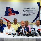 Eduardo Hidalgo habla en rueda de prensa junto a otros dirigentes del gremio de maestros