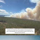 Autoridades y equipos de emergencia trabajan para controlar el incendio.