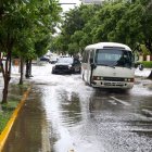 La avenida Sarasota, en esta capital, luce anegada debido a las permanentes lluvias de este martes.