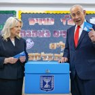 El primer ministro israelí, Benjamín Netanyahu (derecha), y su esposa, Sara, se preparan para votar en un colegio electoral de Jerusalén.