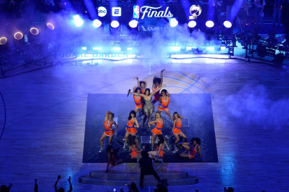 Cardi B actúa durante el descanso del tercer partido de las Finales de la NBA entre los San Antonio Spurs y los New York Knicks, el lunes 8 de junio de 2026, en Nueva York.