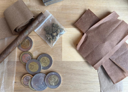 Distintos papeles para envolver tabaco y monedas