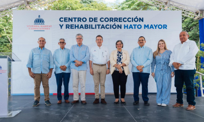 El inicio de la obra estuvo encabezado por el ministro del MIVHED, Víctor -Ito- Bisonó; el director general de Servicios Penitenciarios y Correccionales, Roberto Santana; el director general de Presupuesto, José Rijo; la gobernadora provincial, Maribel Simón; y el senador Cristóbal Venerado Castillo.