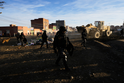 La policía retira las barricadas levantadas por manifestantes antigubernamentales en una carretera, el sábado 23 de mayo de 2026, en El Alto, Bolivia. (AP Foto/Juan Karita)