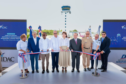La vicepresidenta Raquel Peña encabeza el corte de cinta de la renovaión de la pista de la Base Aérea de San Isidro junto a otros funcionarios.
