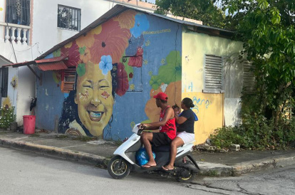 Los rostros alegres de algunos pueblerinos maquillados con colores y figuras de la zona, están en los murales. Jorge González