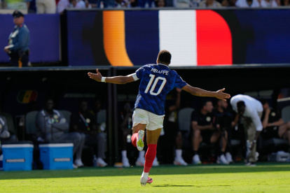 El francés Kylian Mbappe (10) celebra después de anotar el tercer gol de Francia en su partido ante Senegal por el Grupo I del Mundial el martes 16 de junio de 2026, en East Rutherford, Nueva Jersey. (AP Foto/Steve Luciano)