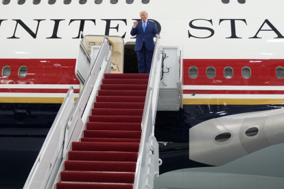 Archivo: El presidente Donald Trump sale del recién designado avión presidencial Air Force One tras una visita a la Base Conjunta Andrews, Maryland, el viernes 19 de junio de 2026. (Foto AP/Manuel Balce Ceneta)