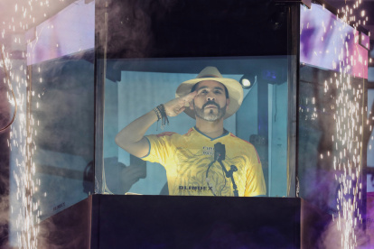 El candidato presidencial Abelardo de la Espriella se dirige a sus seguidores desde el interior de una cabina a prueba de balas durante su mitin de campaña en Buga, Colombia.
