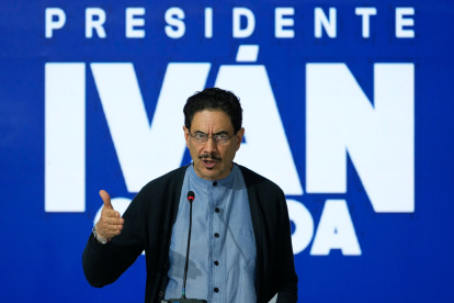 El candidato presidencial de la coalición Pacto Histórico, Iván Cepeda, habla durante una conferencia de prensa en Bogotá, Colombia.