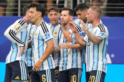 Lionel Messi celebra tras anotar un gol para Argentina en el partido contra Austria en el partido por el Grupo J del Mundial, el lunes 22 de junio de 2026, en Arlington, Texas. (AP Foto/Tony Gutiérrez)