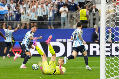 El arquero austriaco Alexander Schlager no logra detener el remate a gol del astro argentino Lionel Messi en el partido por el Grupo J del Mundial, el lunes 22 de junio de 2026, en Arlington, Texas. Argentina ganó 2-0. (AP Foto/Tony Gutiérrez)